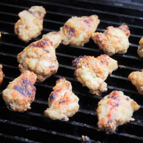 Crispy and brown chicken wings on the grill.