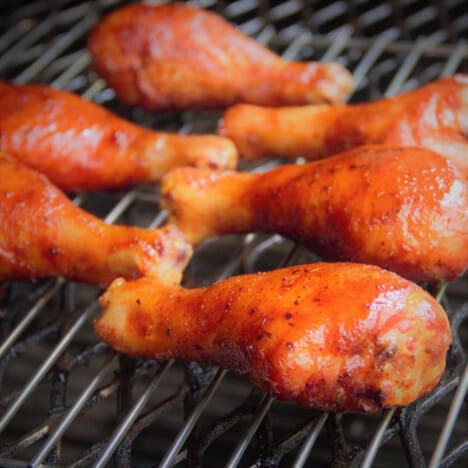 Glazed chicken drumsticks on the grill.