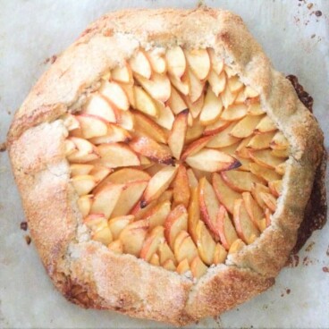 This apple tart is based on an Italian crostata which is similar to the French galette. Fillied with various forms of apple it is a wonderful dessert. #bushcooking #appletart