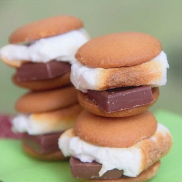 Two stacks of two vanilla cookie smores.