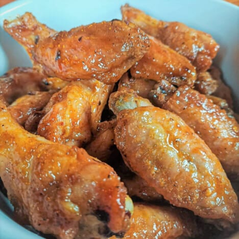 A bowl of cooked chicken wings.